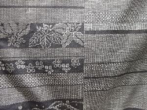 アンティーク　横段に花模様織出し本場泥大島紬着物（7マルキ）